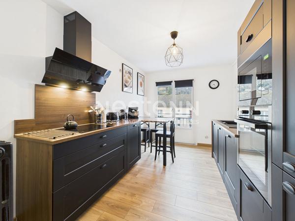 A vendre à Vic-sur-Cère, Appartement de type 3 d'une surface de74 m² avec cave et balcon.