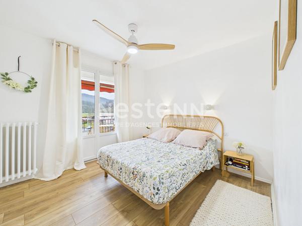 A vendre à Vic-sur-Cère, Appartement de type 3 d'une surface de74 m² avec cave et balcon.