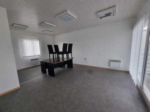 Dpt Charente Maritime (17), A Louer ST-PIERRE D'OLERON idéalement située en cœur de ZAE Local-bureau de 84 m²