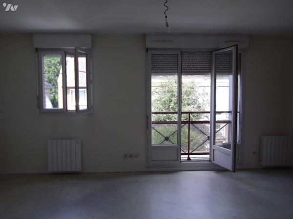 Appartement situé à AMIENS (80000), Quartier Saint Anne, 2e ét, comprenant deux pièces principales.