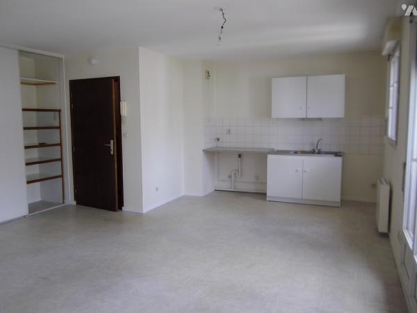 Appartement situé à AMIENS (80000), Quartier Saint Anne, 2e ét, comprenant deux pièces principales.