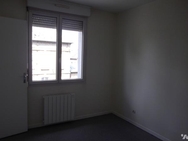 Appartement situé à AMIENS (80000), Quartier Saint Anne, 2e ét, comprenant deux pièces principales.