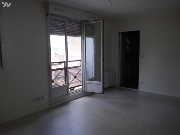 Appartement situé à AMIENS (80000), Quartier Saint Anne, 2e ét, comprenant deux pièces principales.