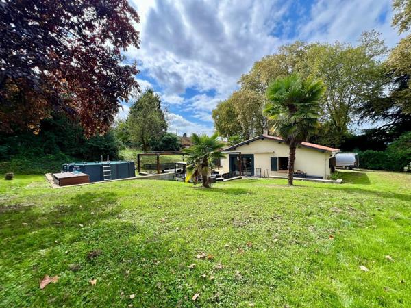 MAISON PLAIN-PIED AVEC TERRASSE COUVERTE ET GRAND JARDIN