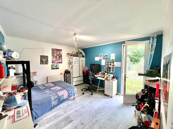 MAISON PLAIN-PIED AVEC TERRASSE COUVERTE ET GRAND JARDIN