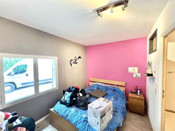 MAISON PLAIN-PIED AVEC TERRASSE COUVERTE ET GRAND JARDIN