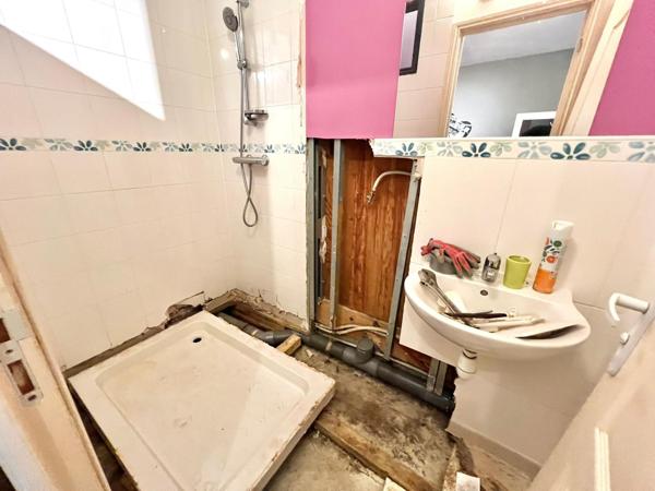 MAISON PLAIN-PIED AVEC TERRASSE COUVERTE ET GRAND JARDIN