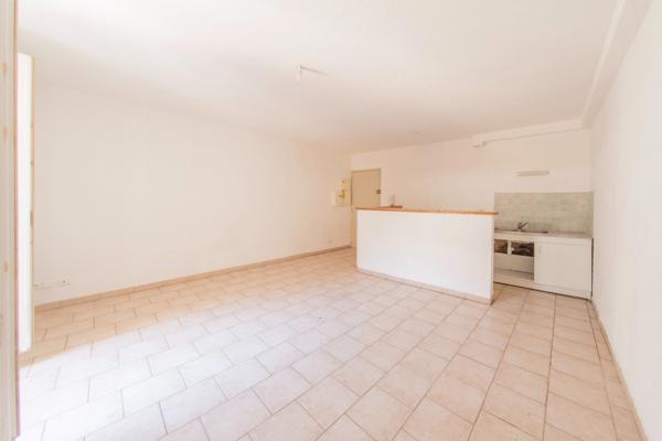 CLERMONT-L’HÉRAULT (34800) – APPARTEMENT 3 PIÈCES – 2 CHAMBRES – SÉJOUR 25M² – EXPOSITION OUEST – DPE B