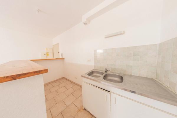 CLERMONT-L’HÉRAULT (34800) – APPARTEMENT 3 PIÈCES – 2 CHAMBRES – SÉJOUR 25M² – EXPOSITION OUEST – DPE B