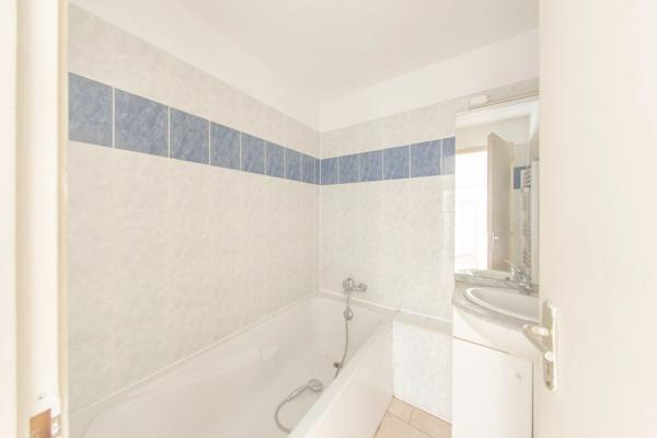 CLERMONT-L’HÉRAULT (34800) – APPARTEMENT 3 PIÈCES – 2 CHAMBRES – SÉJOUR 25M² – EXPOSITION OUEST – DPE B