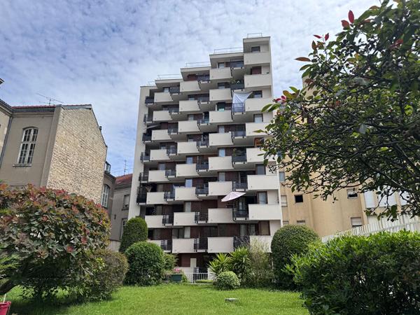 Magnifique studio climatisé avec balcon et vue Tour Eiffel