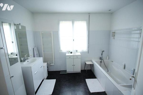 Maison d'architecte sur parc paysagé 