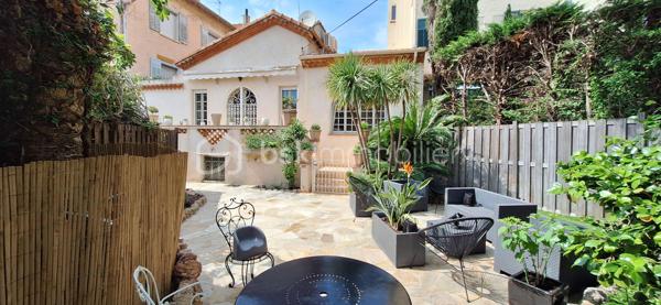 COUP DE COEUR pour cette jolie maison.
Emplacement privilégié, située au cœur du quartier très recherché des Pins, à quelques minutes à pied des plages et de l’animation de Juan-les-Pins.
Nichée dans un environnement calme tout en étant proche de toutes les commodités, cette maison offre un cadre de vie particulièrement agréable, aussi bien pour une résidence principale que pour une maison de vacances ou un investissement.
10 mn à pied de la gare et à proximité de tous transport.

La villa bénéficie d’un bel espace extérieur d’environ 250 m², offrant différentes ambiances au fil de la journée : coins ombragés pour se détendre, espaces ensoleillés pour profiter pleinement du climat méditerranéen et terrasse idéale pour les repas en plein air.

À l’intérieur, la maison se compose d’une entrée de plain-pied par la cuisine. Quelques marches permettent ensuite d’accéder aux espaces de vie.

Le séjour d’environ 25 m², largement ouvert sur l’extérieur grâce à ses trois baies vitrées, profite d’une très belle luminosité et se prolonge par une agréable terrasse.

L’espace nuit comprend une grande chambre d’environ 15 m² avec rangements, ainsi qu’une seconde chambre plus petite, idéale pour accueillir enfants, invités ou aménager un bureau.

Une salle d’eau avec douche, des toilettes indépendantes ainsi qu’une cave viennent compléter l’ensemble.

LES ATOUTS :
Quartier recherché des Pins à Antibes / Juan-les-Pins
Plages accessibles à pied (5 mn)
10 mn à pied de la gare et 5mn des premiers bus
Environnement très calme et résidentiel
250 m² d’espace extérieur
Terrasse et différents espaces de détente
Séjour lumineux avec 3 baies vitrées
2 chambres
Grande cave
Proximité immédiate des commerces, restaurants et commodités 

Une maison pleine de potentiel, bénéficiant d’un emplacement rare, permettant de profiter pleinement de la douceur de vivre de la Côte d’Azur, entre plage, commerces et tranquillité.

A visiter absolument !!