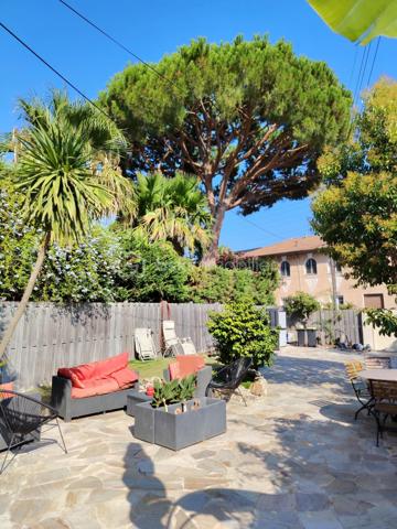 COUP DE COEUR pour cette jolie maison.
Emplacement privilégié, située au cœur du quartier très recherché des Pins, à quelques minutes à pied des plages et de l’animation de Juan-les-Pins.
Nichée dans un environnement calme tout en étant proche de toutes les commodités, cette maison offre un cadre de vie particulièrement agréable, aussi bien pour une résidence principale que pour une maison de vacances ou un investissement.
10 mn à pied de la gare et à proximité de tous transport.

La villa bénéficie d’un bel espace extérieur d’environ 250 m², offrant différentes ambiances au fil de la journée : coins ombragés pour se détendre, espaces ensoleillés pour profiter pleinement du climat méditerranéen et terrasse idéale pour les repas en plein air.

À l’intérieur, la maison se compose d’une entrée de plain-pied par la cuisine. Quelques marches permettent ensuite d’accéder aux espaces de vie.

Le séjour d’environ 25 m², largement ouvert sur l’extérieur grâce à ses trois baies vitrées, profite d’une très belle luminosité et se prolonge par une agréable terrasse.

L’espace nuit comprend une grande chambre d’environ 15 m² avec rangements, ainsi qu’une seconde chambre plus petite, idéale pour accueillir enfants, invités ou aménager un bureau.

Une salle d’eau avec douche, des toilettes indépendantes ainsi qu’une cave viennent compléter l’ensemble.

LES ATOUTS :
Quartier recherché des Pins à Antibes / Juan-les-Pins
Plages accessibles à pied (5 mn)
10 mn à pied de la gare et 5mn des premiers bus
Environnement très calme et résidentiel
250 m² d’espace extérieur
Terrasse et différents espaces de détente
Séjour lumineux avec 3 baies vitrées
2 chambres
Grande cave
Proximité immédiate des commerces, restaurants et commodités 

Une maison pleine de potentiel, bénéficiant d’un emplacement rare, permettant de profiter pleinement de la douceur de vivre de la Côte d’Azur, entre plage, commerces et tranquillité.

A visiter absolument !!
