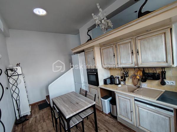 COUP DE COEUR pour cette jolie maison.
Emplacement privilégié, située au cœur du quartier très recherché des Pins, à quelques minutes à pied des plages et de l’animation de Juan-les-Pins.
Nichée dans un environnement calme tout en étant proche de toutes les commodités, cette maison offre un cadre de vie particulièrement agréable, aussi bien pour une résidence principale que pour une maison de vacances ou un investissement.
10 mn à pied de la gare et à proximité de tous transport.

La villa bénéficie d’un bel espace extérieur d’environ 250 m², offrant différentes ambiances au fil de la journée : coins ombragés pour se détendre, espaces ensoleillés pour profiter pleinement du climat méditerranéen et terrasse idéale pour les repas en plein air.

À l’intérieur, la maison se compose d’une entrée de plain-pied par la cuisine. Quelques marches permettent ensuite d’accéder aux espaces de vie.

Le séjour d’environ 25 m², largement ouvert sur l’extérieur grâce à ses trois baies vitrées, profite d’une très belle luminosité et se prolonge par une agréable terrasse.

L’espace nuit comprend une grande chambre d’environ 15 m² avec rangements, ainsi qu’une seconde chambre plus petite, idéale pour accueillir enfants, invités ou aménager un bureau.

Une salle d’eau avec douche, des toilettes indépendantes ainsi qu’une cave viennent compléter l’ensemble.

LES ATOUTS :
Quartier recherché des Pins à Antibes / Juan-les-Pins
Plages accessibles à pied (5 mn)
10 mn à pied de la gare et 5mn des premiers bus
Environnement très calme et résidentiel
250 m² d’espace extérieur
Terrasse et différents espaces de détente
Séjour lumineux avec 3 baies vitrées
2 chambres
Grande cave
Proximité immédiate des commerces, restaurants et commodités 

Une maison pleine de potentiel, bénéficiant d’un emplacement rare, permettant de profiter pleinement de la douceur de vivre de la Côte d’Azur, entre plage, commerces et tranquillité.

A visiter absolument !!