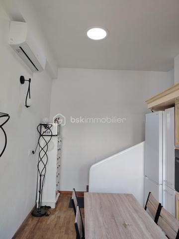 COUP DE COEUR pour cette jolie maison.
Emplacement privilégié, située au cœur du quartier très recherché des Pins, à quelques minutes à pied des plages et de l’animation de Juan-les-Pins.
Nichée dans un environnement calme tout en étant proche de toutes les commodités, cette maison offre un cadre de vie particulièrement agréable, aussi bien pour une résidence principale que pour une maison de vacances ou un investissement.
10 mn à pied de la gare et à proximité de tous transport.

La villa bénéficie d’un bel espace extérieur d’environ 250 m², offrant différentes ambiances au fil de la journée : coins ombragés pour se détendre, espaces ensoleillés pour profiter pleinement du climat méditerranéen et terrasse idéale pour les repas en plein air.

À l’intérieur, la maison se compose d’une entrée de plain-pied par la cuisine. Quelques marches permettent ensuite d’accéder aux espaces de vie.

Le séjour d’environ 25 m², largement ouvert sur l’extérieur grâce à ses trois baies vitrées, profite d’une très belle luminosité et se prolonge par une agréable terrasse.

L’espace nuit comprend une grande chambre d’environ 15 m² avec rangements, ainsi qu’une seconde chambre plus petite, idéale pour accueillir enfants, invités ou aménager un bureau.

Une salle d’eau avec douche, des toilettes indépendantes ainsi qu’une cave viennent compléter l’ensemble.

LES ATOUTS :
Quartier recherché des Pins à Antibes / Juan-les-Pins
Plages accessibles à pied (5 mn)
10 mn à pied de la gare et 5mn des premiers bus
Environnement très calme et résidentiel
250 m² d’espace extérieur
Terrasse et différents espaces de détente
Séjour lumineux avec 3 baies vitrées
2 chambres
Grande cave
Proximité immédiate des commerces, restaurants et commodités 

Une maison pleine de potentiel, bénéficiant d’un emplacement rare, permettant de profiter pleinement de la douceur de vivre de la Côte d’Azur, entre plage, commerces et tranquillité.

A visiter absolument !!