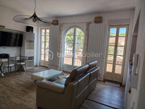COUP DE COEUR pour cette jolie maison.
Emplacement privilégié, située au cœur du quartier très recherché des Pins, à quelques minutes à pied des plages et de l’animation de Juan-les-Pins.
Nichée dans un environnement calme tout en étant proche de toutes les commodités, cette maison offre un cadre de vie particulièrement agréable, aussi bien pour une résidence principale que pour une maison de vacances ou un investissement.
10 mn à pied de la gare et à proximité de tous transport.

La villa bénéficie d’un bel espace extérieur d’environ 250 m², offrant différentes ambiances au fil de la journée : coins ombragés pour se détendre, espaces ensoleillés pour profiter pleinement du climat méditerranéen et terrasse idéale pour les repas en plein air.

À l’intérieur, la maison se compose d’une entrée de plain-pied par la cuisine. Quelques marches permettent ensuite d’accéder aux espaces de vie.

Le séjour d’environ 25 m², largement ouvert sur l’extérieur grâce à ses trois baies vitrées, profite d’une très belle luminosité et se prolonge par une agréable terrasse.

L’espace nuit comprend une grande chambre d’environ 15 m² avec rangements, ainsi qu’une seconde chambre plus petite, idéale pour accueillir enfants, invités ou aménager un bureau.

Une salle d’eau avec douche, des toilettes indépendantes ainsi qu’une cave viennent compléter l’ensemble.

LES ATOUTS :
Quartier recherché des Pins à Antibes / Juan-les-Pins
Plages accessibles à pied (5 mn)
10 mn à pied de la gare et 5mn des premiers bus
Environnement très calme et résidentiel
250 m² d’espace extérieur
Terrasse et différents espaces de détente
Séjour lumineux avec 3 baies vitrées
2 chambres
Grande cave
Proximité immédiate des commerces, restaurants et commodités 

Une maison pleine de potentiel, bénéficiant d’un emplacement rare, permettant de profiter pleinement de la douceur de vivre de la Côte d’Azur, entre plage, commerces et tranquillité.

A visiter absolument !!