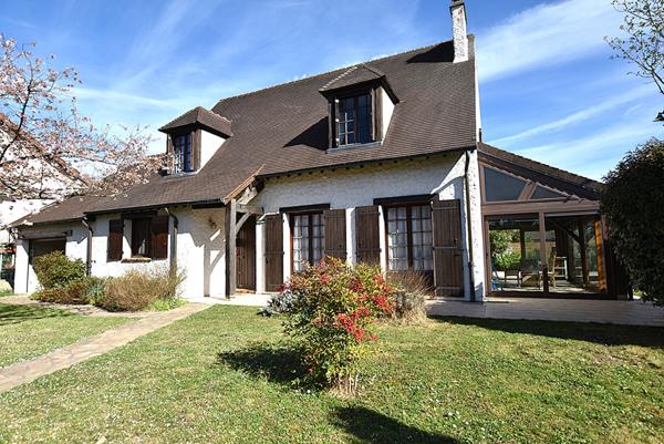Maison familiale de 7 pièces avec piscine à vendre à Combs-la-Ville, secteur Beausoleil
