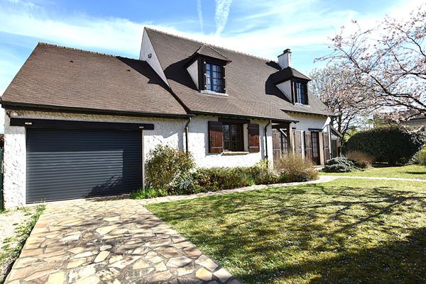 Maison familiale de 7 pièces avec piscine à vendre à Combs-la-Ville, secteur Beausoleil
