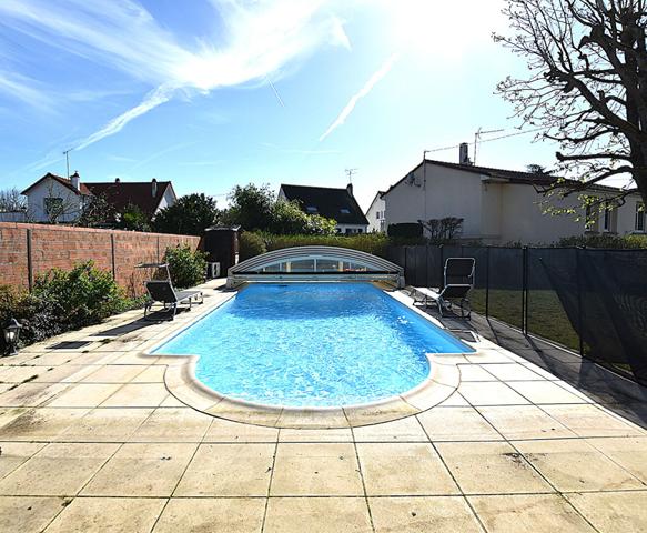 Maison familiale de 7 pièces avec piscine à vendre à Combs-la-Ville, secteur Beausoleil