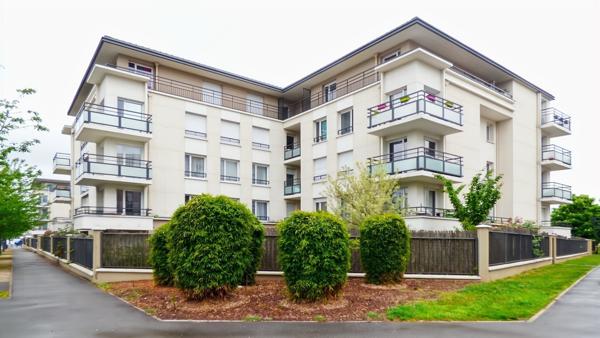 À VENDRE Dammarie-Les-Lys 3P avec balcons et parkings