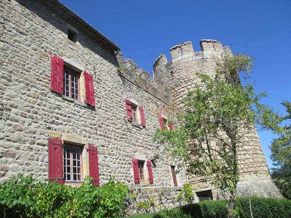 Château historique dominant les gorges de la Dore Thiers