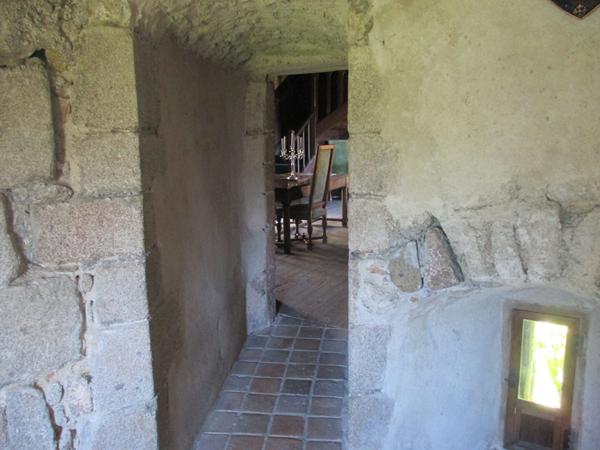 Château historique dominant les gorges de la Dore Thiers