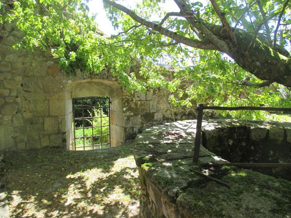 Château historique dominant les gorges de la Dore Thiers