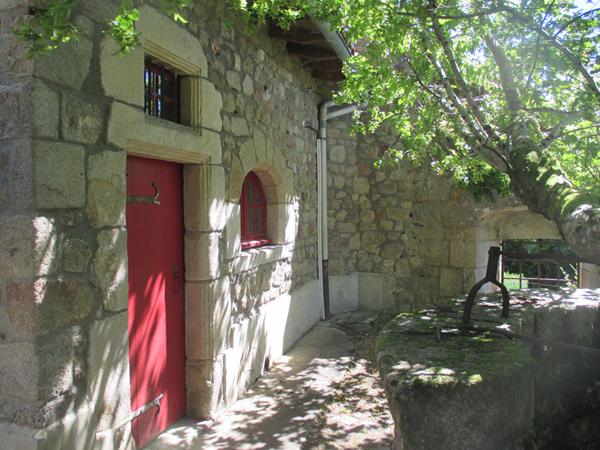 Château historique dominant les gorges de la Dore Thiers