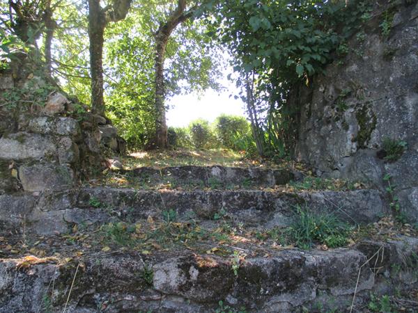 Château historique dominant les gorges de la Dore Thiers
