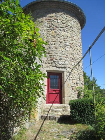 Château historique dominant les gorges de la Dore Thiers
