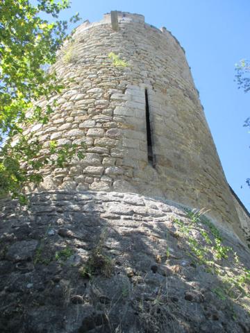 Château historique dominant les gorges de la Dore Thiers