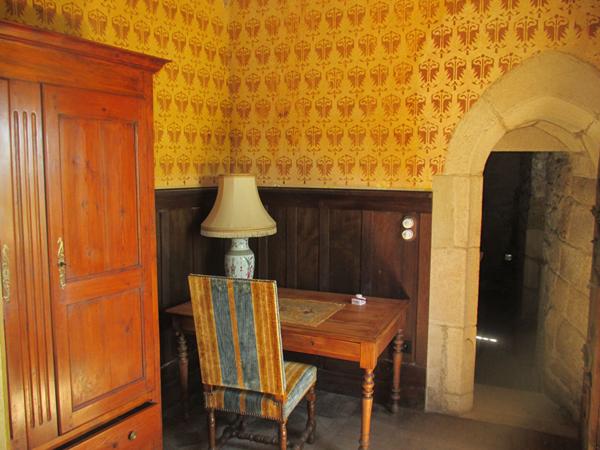 Château historique dominant les gorges de la Dore Thiers