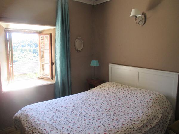 Château historique dominant les gorges de la Dore Thiers