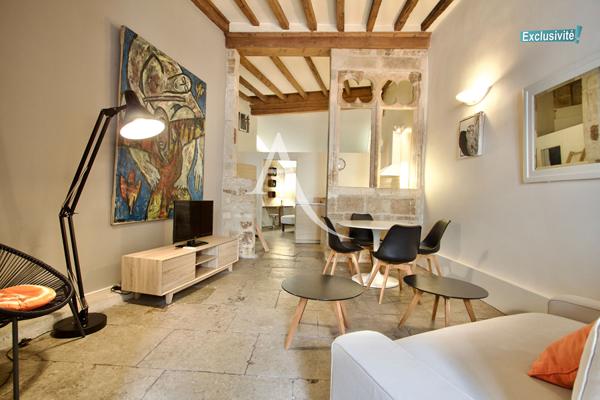 MONTPELLIER CENTRE - SUPERBE T2 RÉNOVÉ DE 40 m² AVEC MEZZANINE ET BALCON DE VILLE - CLIMATISATION