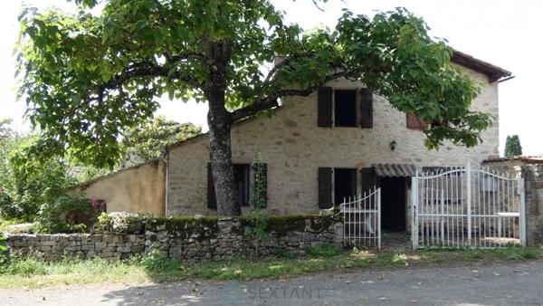 Charmante maison de village en pierre sans vis à vis avec jardin fleuri et arboré.