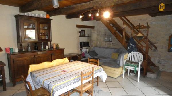 Charmante maison de village en pierre sans vis à vis avec jardin fleuri et arboré.