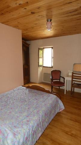 Charmante maison de village en pierre sans vis à vis avec jardin fleuri et arboré.