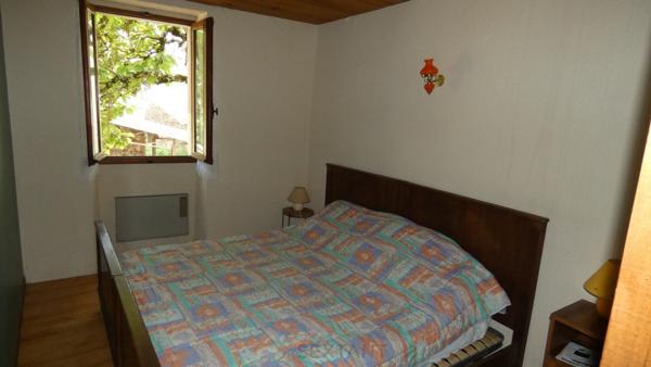 Charmante maison de village en pierre sans vis à vis avec jardin fleuri et arboré.