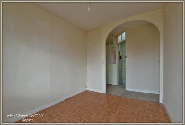 Immeuble à vendre ANGERS (49), proche hyper centre Lot de 2 appartements à rénover.