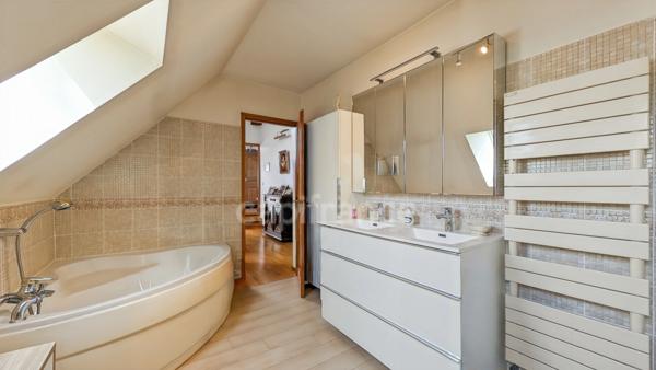 Dpt Saône et Loire (71), à vendre à 15 mn de St Marcel Villa de 163 m² et Maison ou Gite de 95 m² terrain de 4000 m²