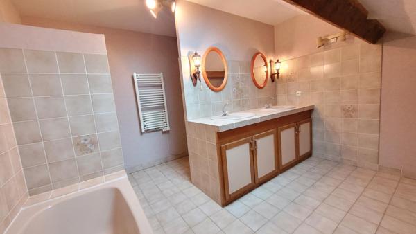 De belles prestations pour cette demeure familiale, rénovée intérieurement en 2020, et deux entrées distinctes.