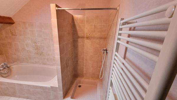 De belles prestations pour cette demeure familiale, rénovée intérieurement en 2020, et deux entrées distinctes.