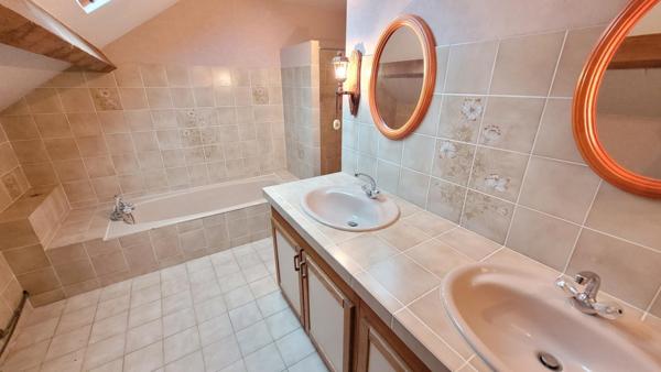 De belles prestations pour cette demeure familiale, rénovée intérieurement en 2020, et deux entrées distinctes.