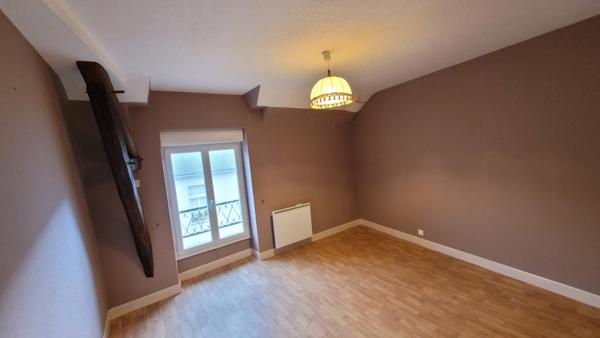 De belles prestations pour cette demeure familiale, rénovée intérieurement en 2020, et deux entrées distinctes.