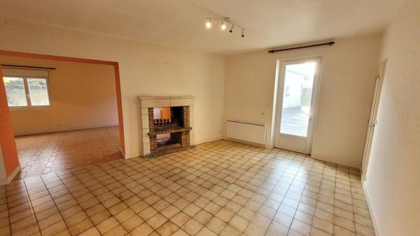 De belles prestations pour cette demeure familiale, rénovée intérieurement en 2020, et deux entrées distinctes.