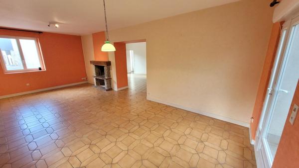 De belles prestations pour cette demeure familiale, rénovée intérieurement en 2020, et deux entrées distinctes.