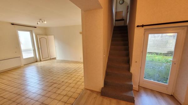 De belles prestations pour cette demeure familiale, rénovée intérieurement en 2020, et deux entrées distinctes.