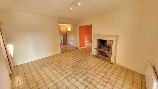 De belles prestations pour cette demeure familiale, rénovée intérieurement en 2020, et deux entrées distinctes.