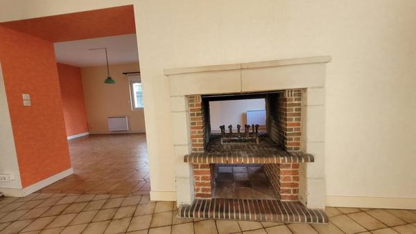 De belles prestations pour cette demeure familiale, rénovée intérieurement en 2020, et deux entrées distinctes.